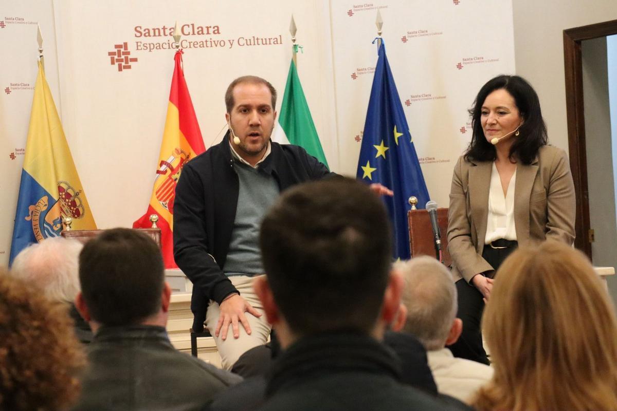 La secretaria general del PSOE de Córdoba, Rafi Crespín (d), junto al líder del PSOE en Palma del Río, Carlos Muñoz.
