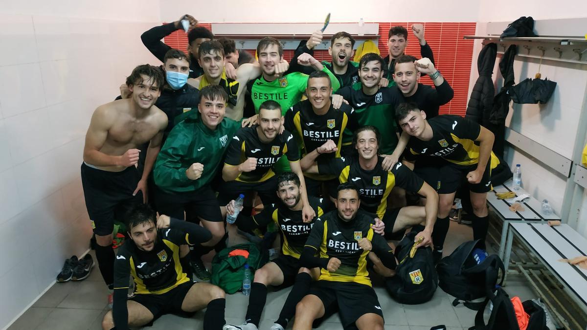 Los jugadores del Roda B celebran la victoria tras superar al Artana.