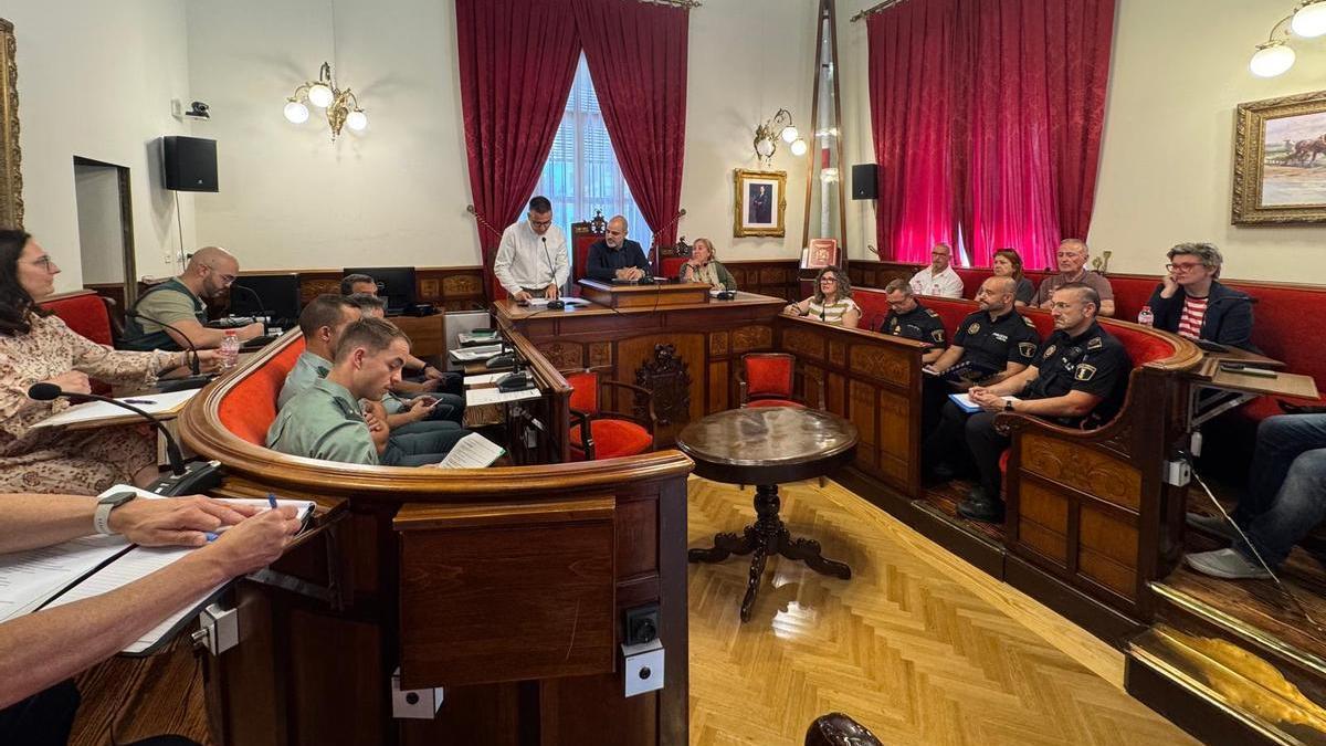 Asistentes a la Junta Local de Seguridad, este lunes, en Sueca.