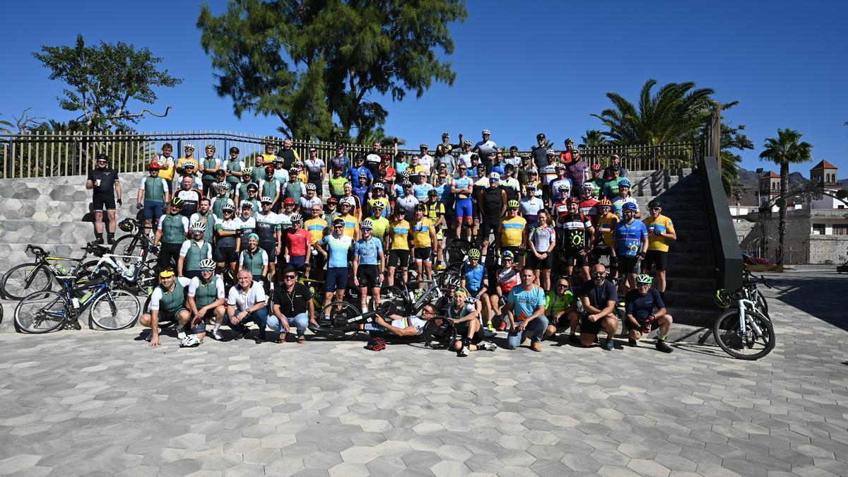 Foto de familia de los participantes en la etapa de la Gran Canaria Bike Week.