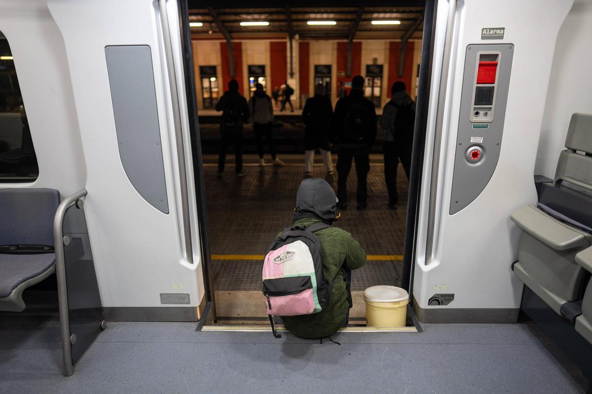 Un joven espera a que el servicio de Rodales se reaune, esta mañana en Mataró.