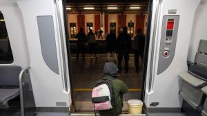 Un joven espera a que el servicio de Rodales se reaune, esta mañana en Mataró.