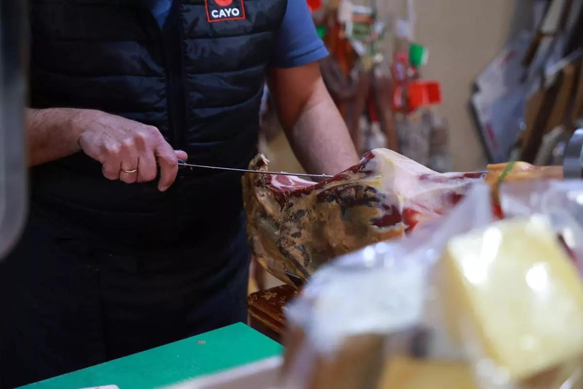 La charcutería Manolo, reflejo del comercio tradicional que resiste en Cáceres.
