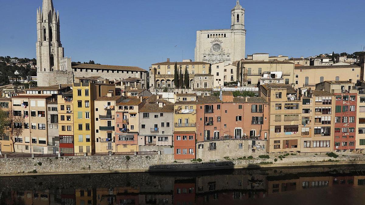 Vista general de Girona i les cases de l’Onyar. | ANIOL RESCLOSA