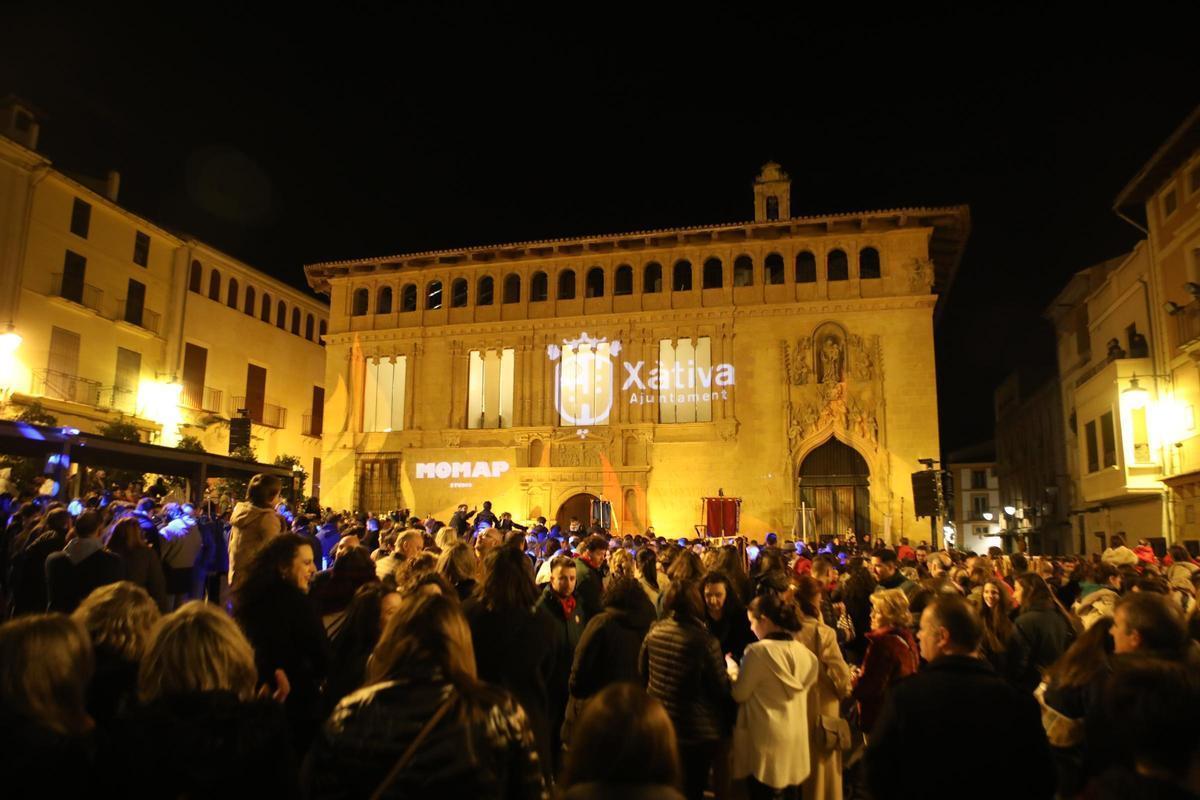 Ambiente festivo en la Crida de 2024 en la plaza de la Seu de Xàtiva.