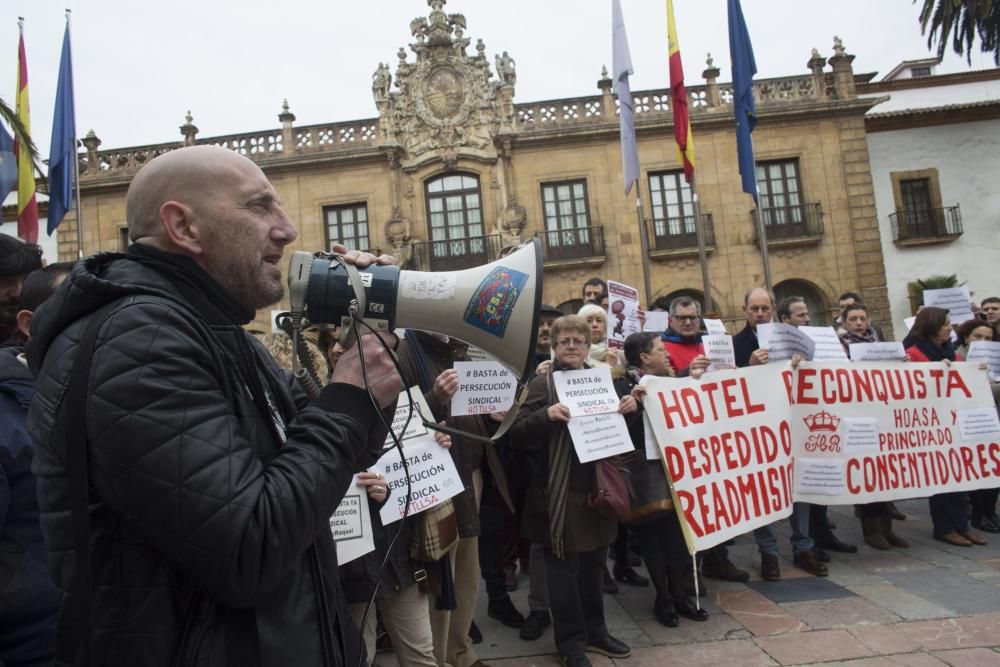 Nueva concentración en Oviedo contra la  empresa que gestiona el Hotel de la Reconquista