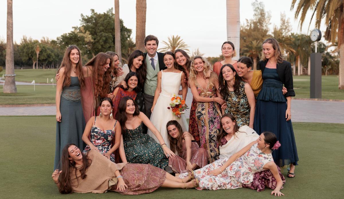 Las amigas y familia de la novia junto a ella y Agustín Manrique de Lara