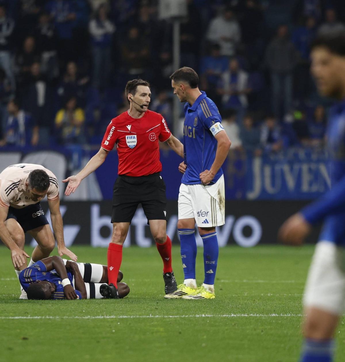 De Burgos Bengoetxea habla con Calvo. En el detalle, los jugadores a borde del área en el momento en el que se lanzó el penalti.