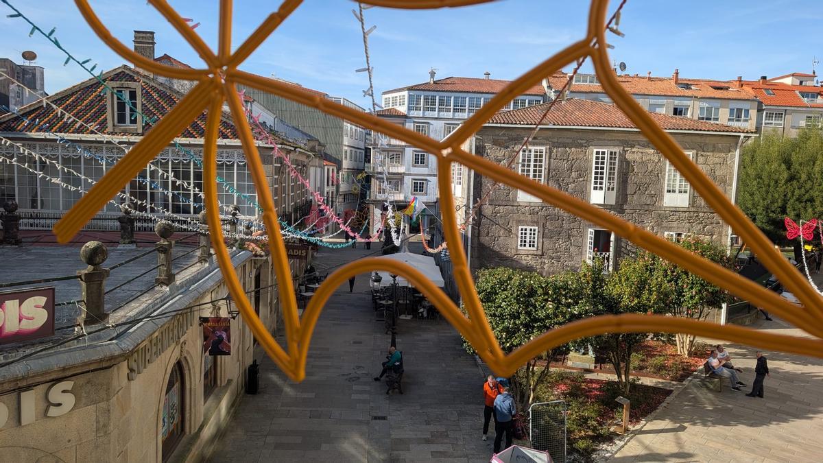 En primer plano, parte de la estructura realizada por Iluminaciones Santiaguesas con plástico reciclado.