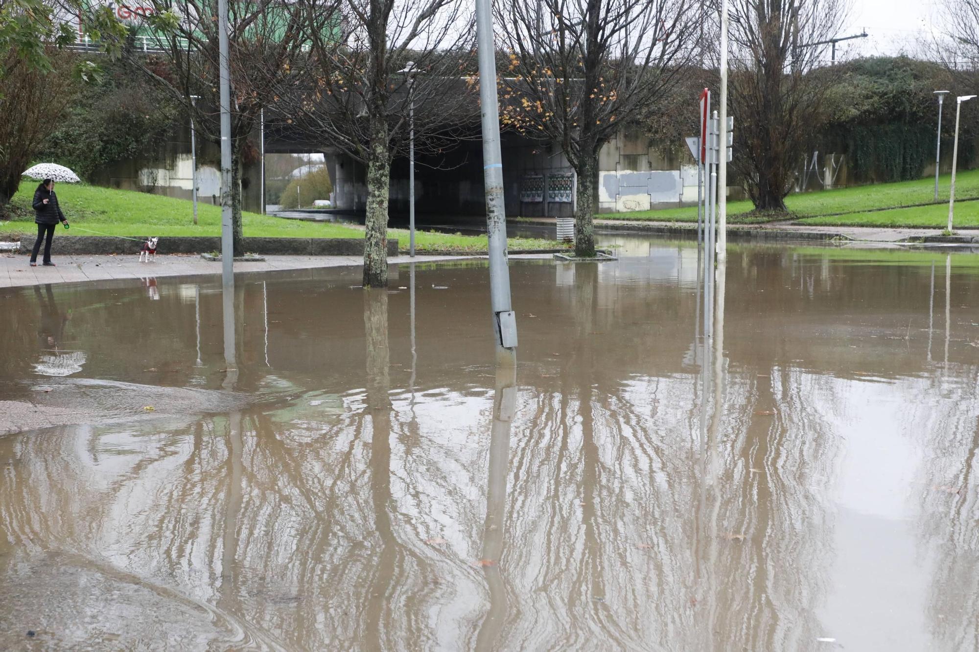 Una tromba de agua inunda de nuevo la rotonda Fontes do Sar