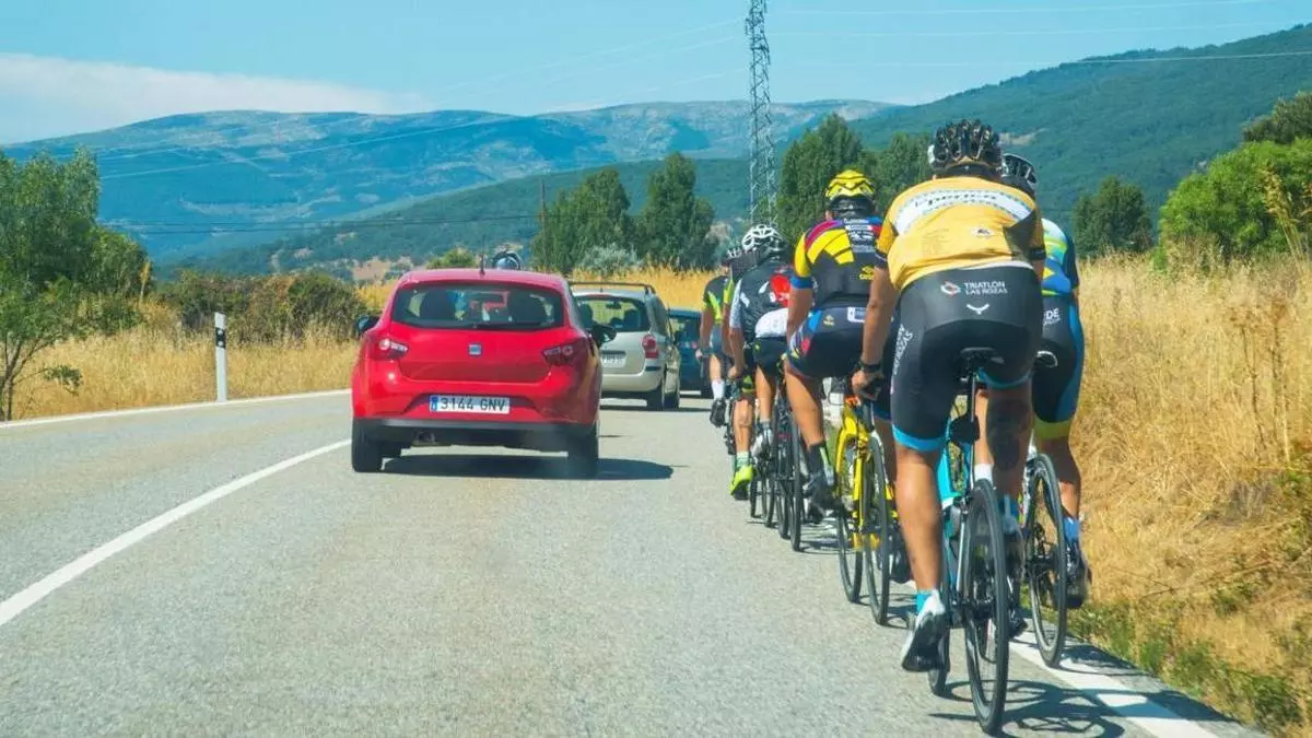 Un profesor de autoescuela advierte sobre la nueva forma de adelantar a los ciclistas en carretera: "Hay que cambiar la mentalidad y reducir la velocidad"