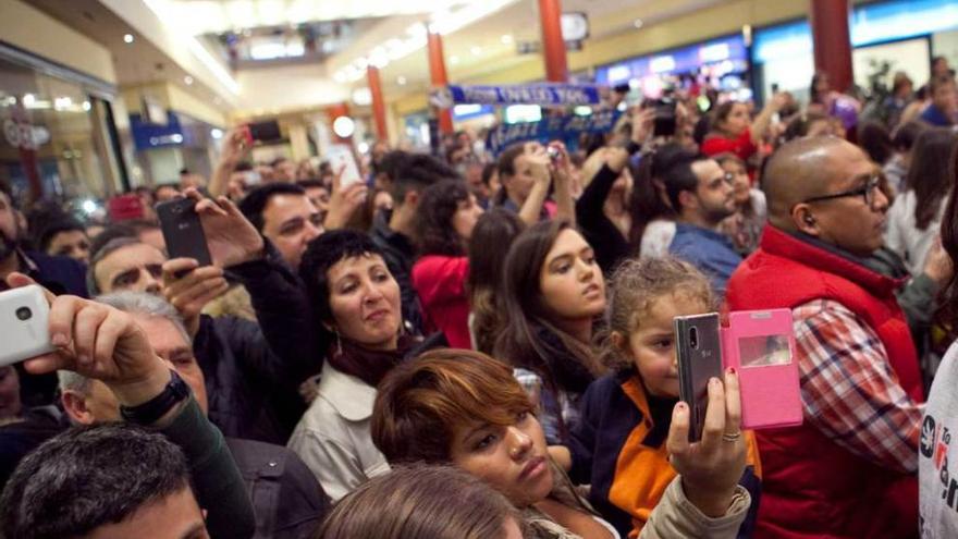 En la fotografía de la izquierda, panorámica del público ante Melendi; junto a estas líneas, de arriba abajo, Paula, con su guitarra firmada, y su tía Beatriz, parte del público y una seguidora abrazando a Melendi.