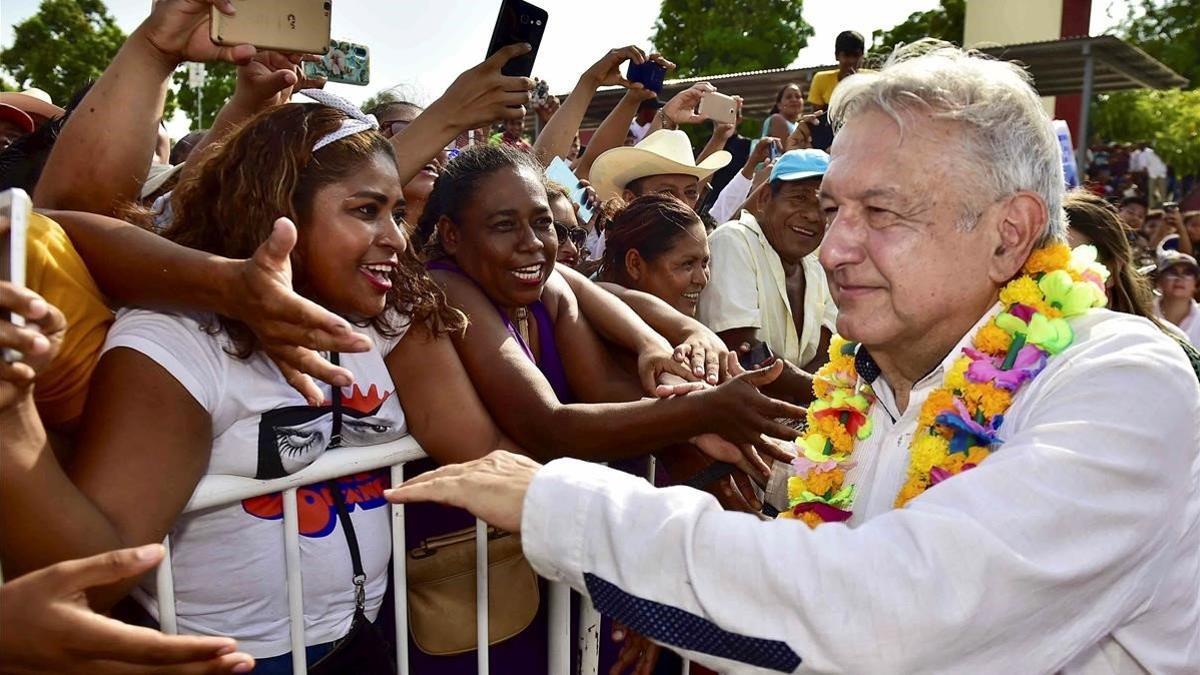 El presidente de México, Andrés Manuel López Obrador, saluda a la multitud en un mitin en el estado de Guerrero el pasado 13 de marzo.