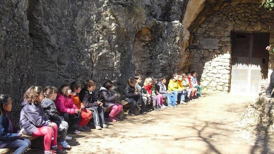 Una visita d&#039;escolars a les Coves del Toll