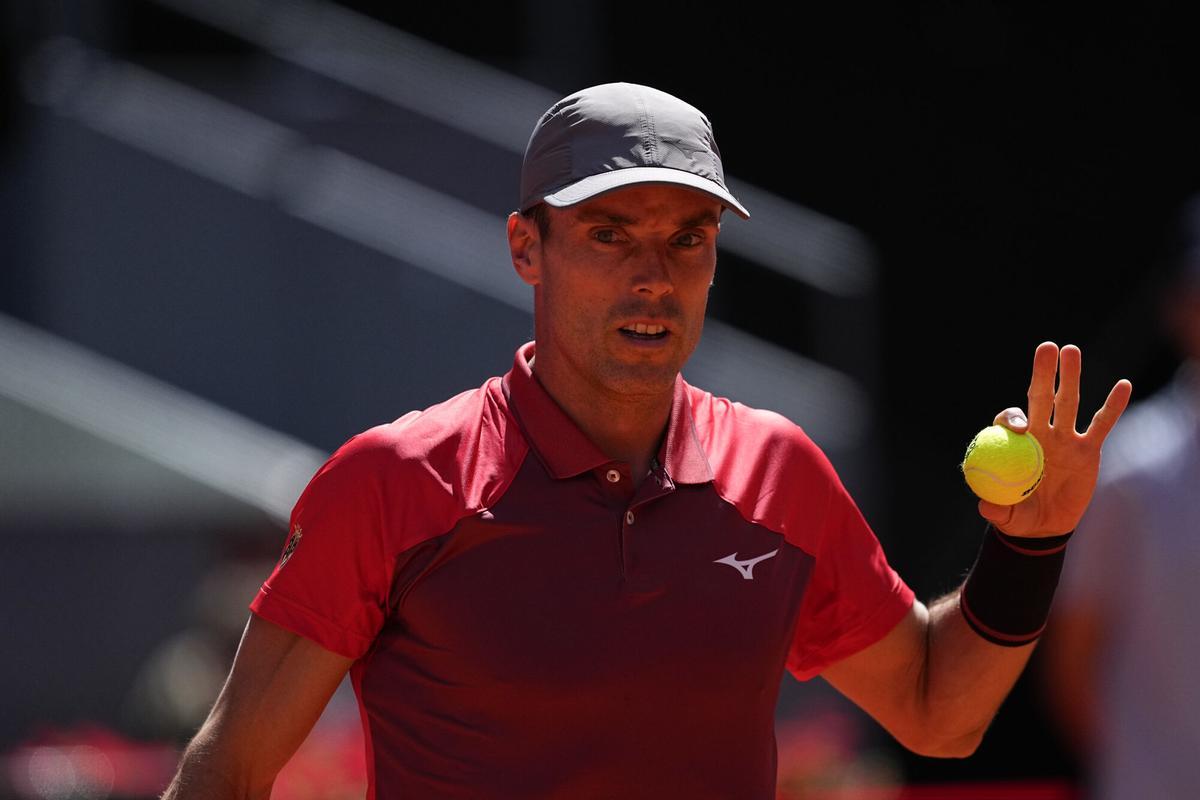 Roberto Bautista Agut of Spain plays against Thiago Agustin Tirante of Argentina during the Mutua Madrid Open 2026, ATP Masters 1000 and WTA 1000, at La Caja Magica on April 22, 2026 in Madrid, Spain. AFP7 22/04/2026 ONLY FOR USE IN SPAIN. Oscar J. Barroso / AFP7 / Europa Press;2026;SPAIN;SPORT;Tennis;ZSPORT;ZTENNIS;Mutua Madrid Open 2026 - Day 3