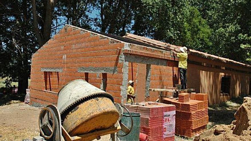 Dos trabajadores de la construcción.