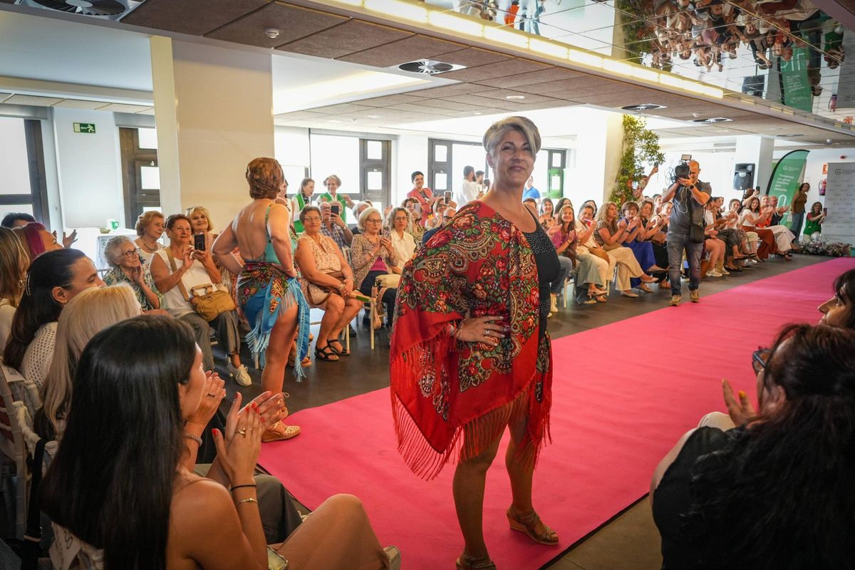 Fátima Piñana durante el desfile de la AECC en el hotel Zurbarán de Badajoz.