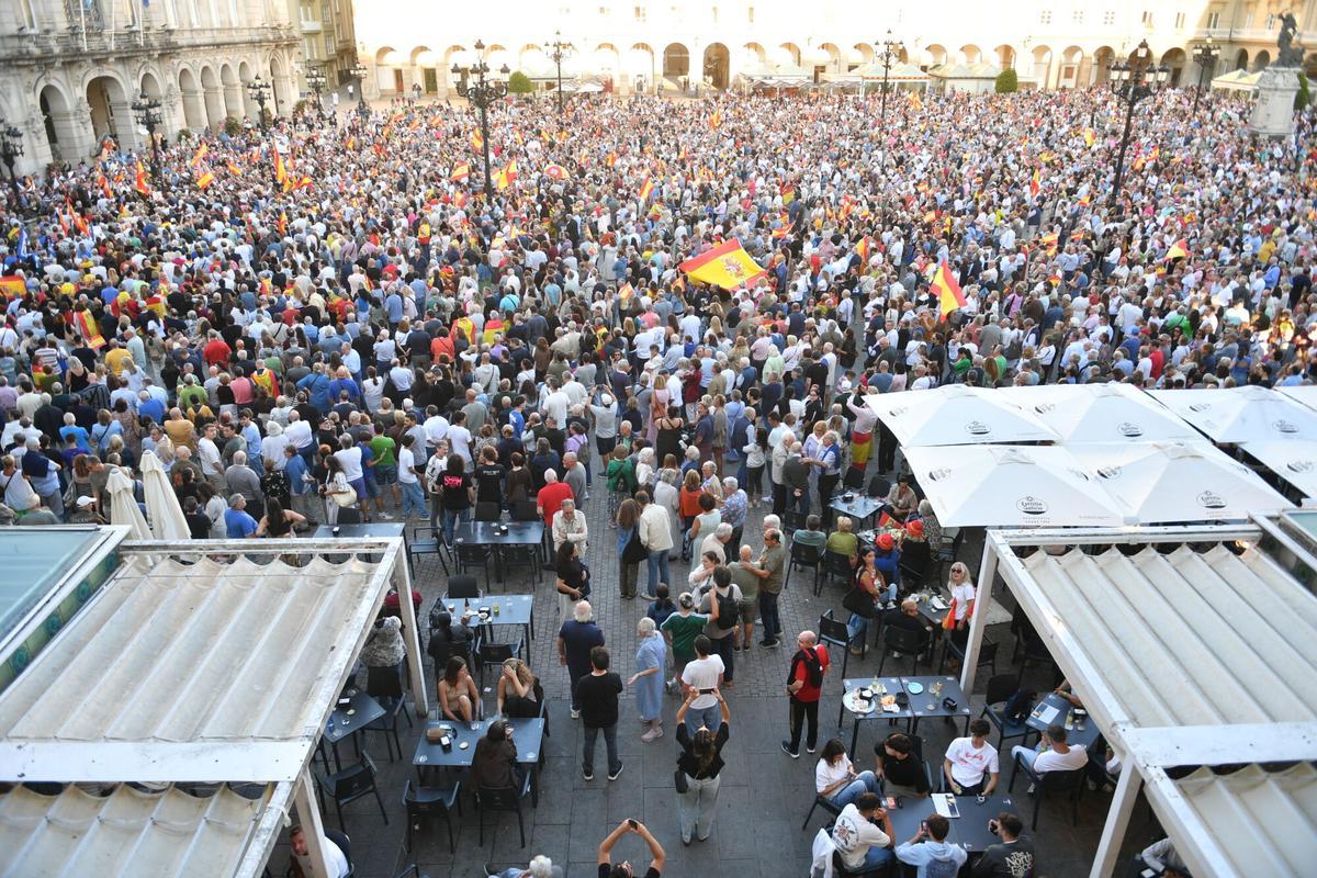 Entre los gritos más repetidos en la tarde de este miércoles estuvieron «Ceuta no se vende, Ceuta se defiende», «Ceuta aguanta, España se levanta» e «Invasores, expulsión».