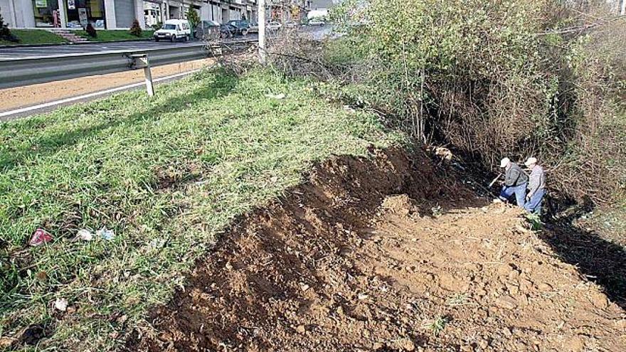 Achacan al mal estado del canal del Pontiñas el origen del socavón de la calle Xosé Cuiña