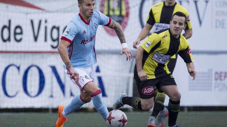 Juan Hernández conduce el balón perseguido por Carlos durante el partido en el Baltasar Pujales. // Cristina Graña