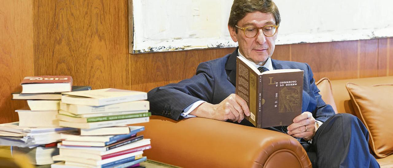 Goirigolzarri lee un libro de uno de sus filósofos favoritos, W. D. Ross, en su despacho de la sede de Bankia . // FDV