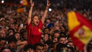 Ambiente en la plaza Catalunya de Barcelona para ver la final de la Eurocopa 2024 que ha ganado España, este domingo.