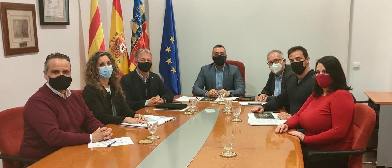 Representantes municipales, de Fundació Caixa Rural, de la Universitat de València y de Woztell en la reunión.