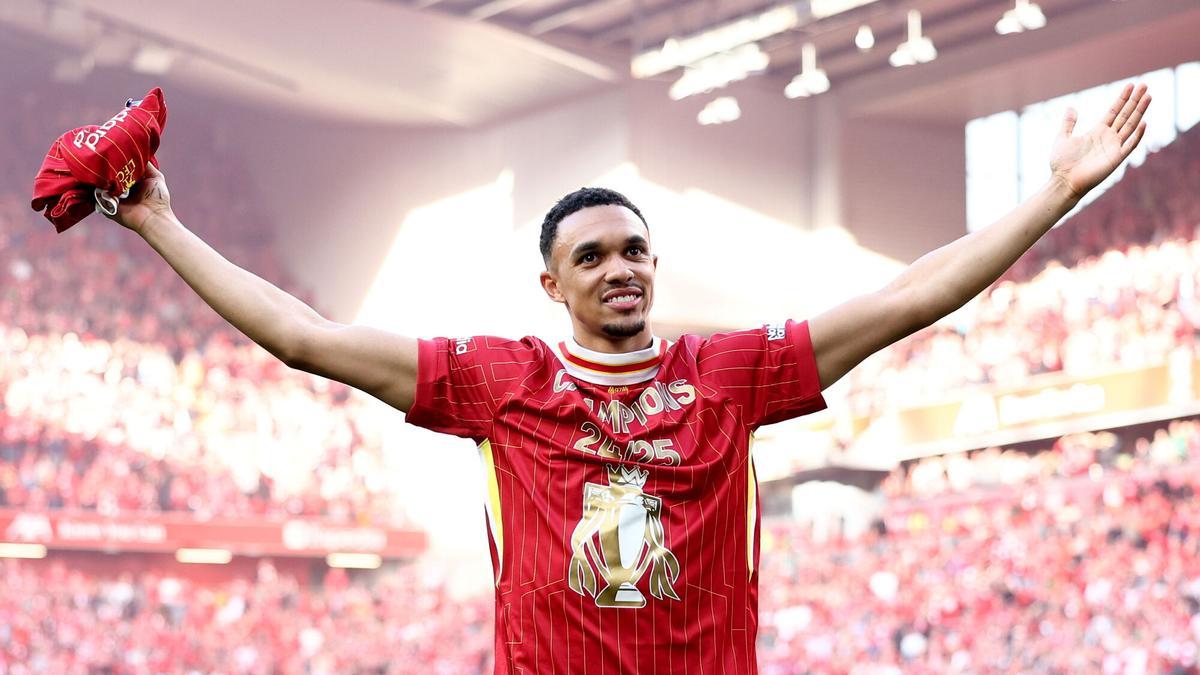 Trent Alexander-Arnold celebra el título de campeón de la Premier League con el Liverpool