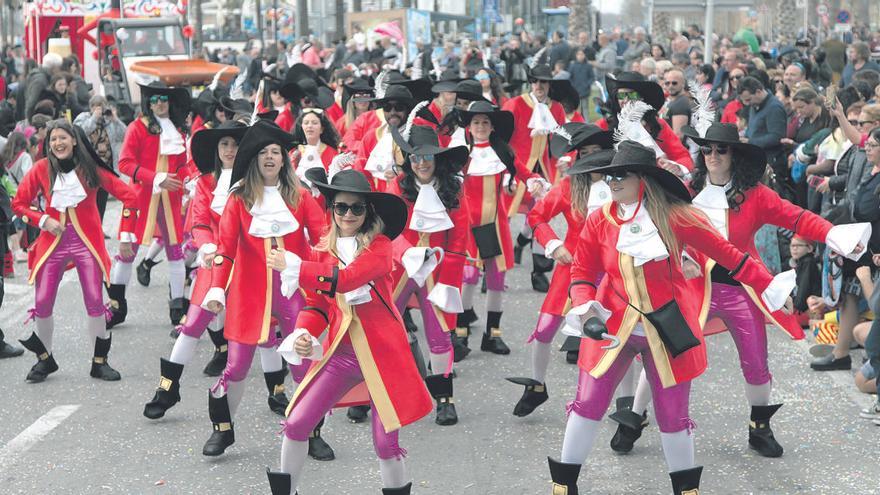 Una colla participant en la rua del carnaval de Roses, l&#039;any 2019