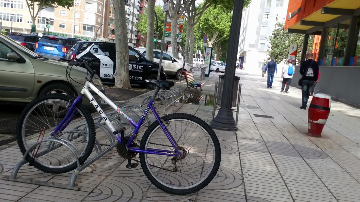 Bici aparcada en una calle de Cartagena.