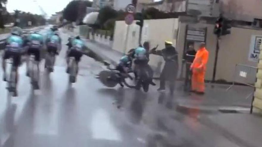 Brutal accidente al cruzarse un peatón con varios ciclistas