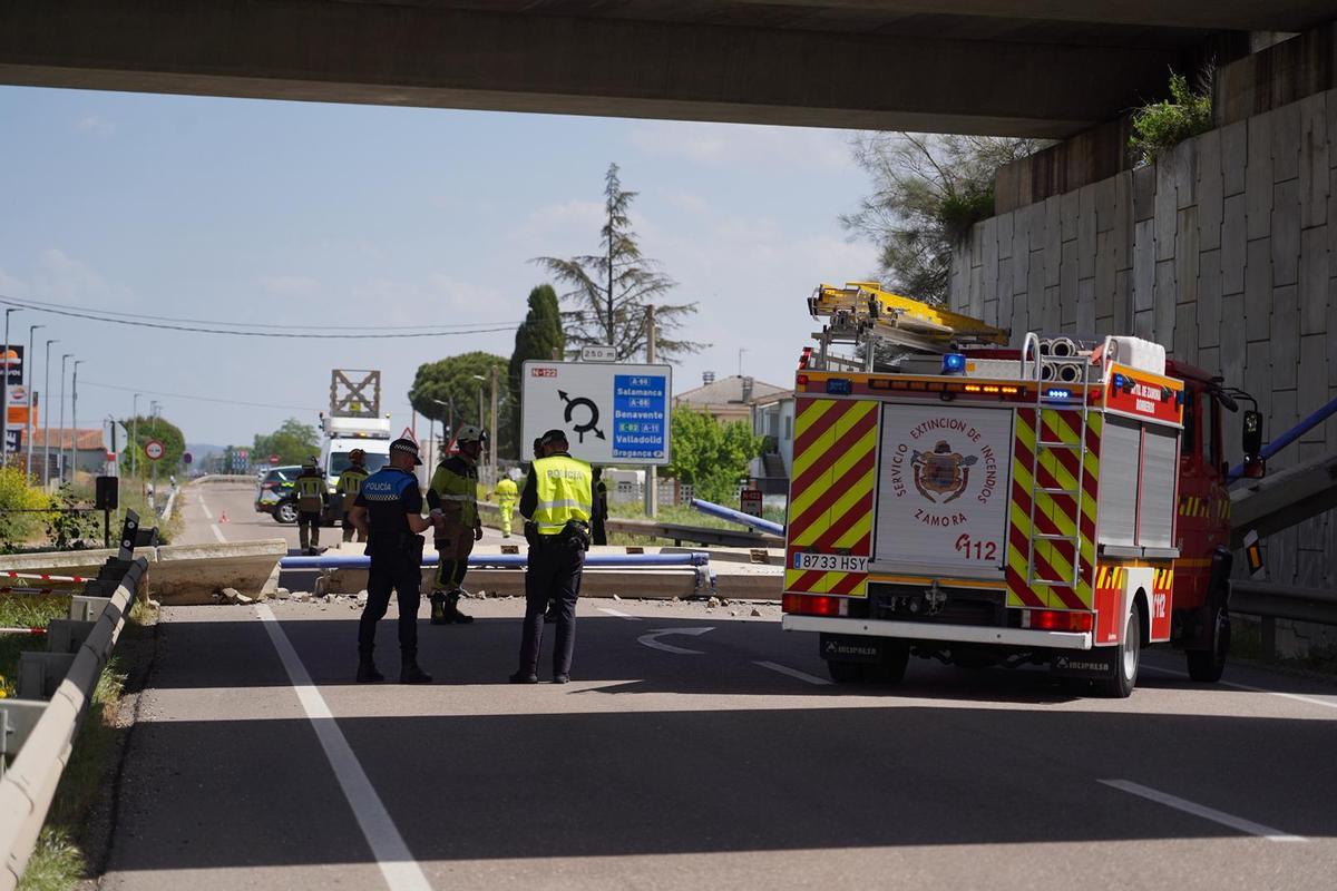 GALERÍA | Cae parte de la estructura de un puente sobre la N-122 en Villagodio GALERÍA | Cae parte de la estructura de un puente sobre la N-122 en Villagodio