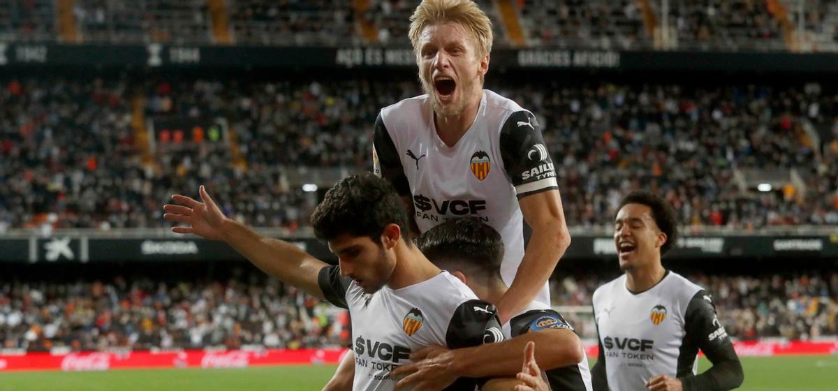 El Valencia celebra un gol frente al Elche