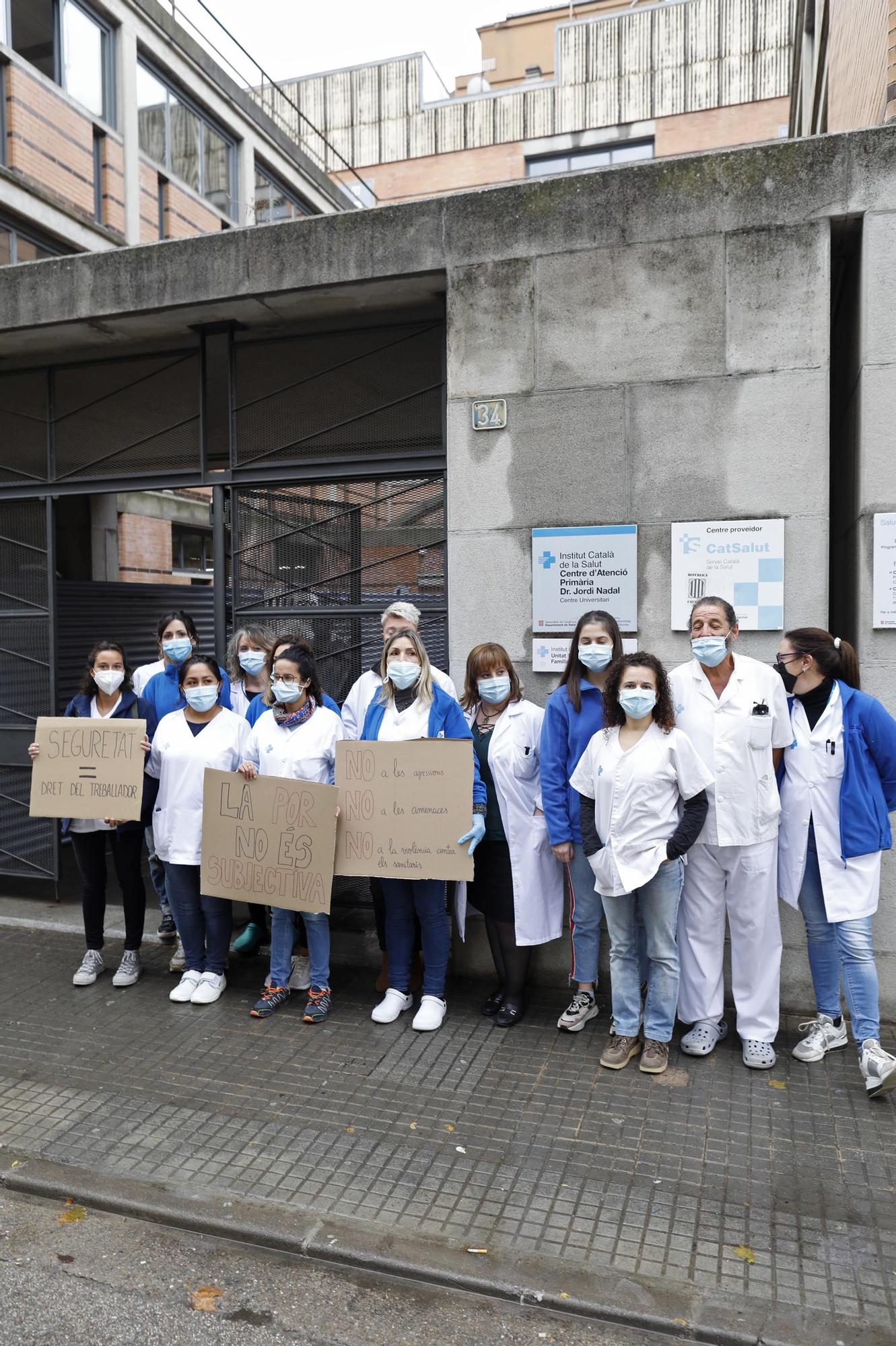 Treballadors dels CAPs de Salt protesten contra la inseguretat que viuen
