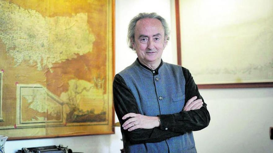 José Carlos Llop, escritor: «La ironía es constructiva y necesaria en la plaza pública»