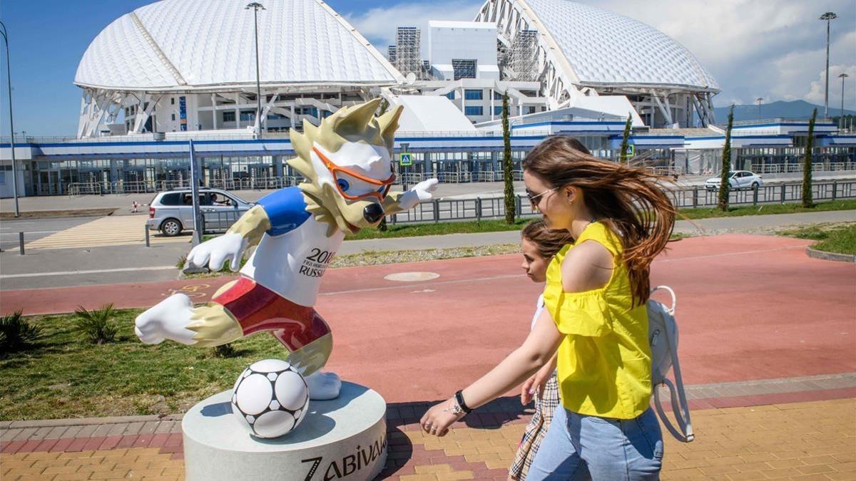Un paseo frente al estadio Fisht Olympic de Sochi durante el Mundial.