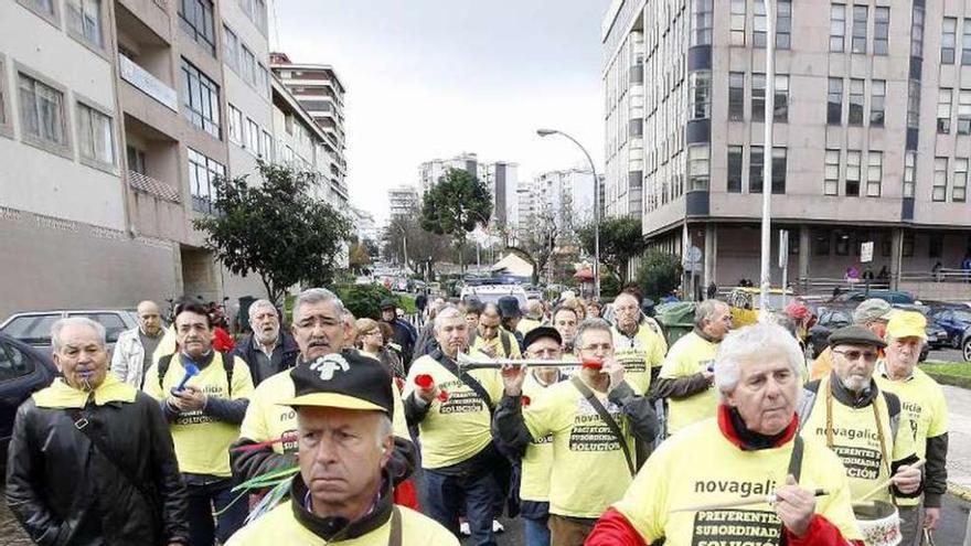 Una protesta de preferentistas en los juzgados de Vigo. // M.G.B.