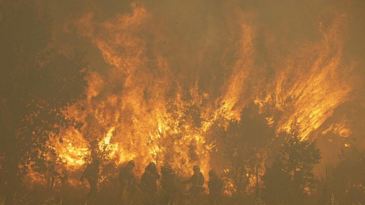 Operativo antiincendios durante la extinción del incendio de la Sierra de La Culebra.