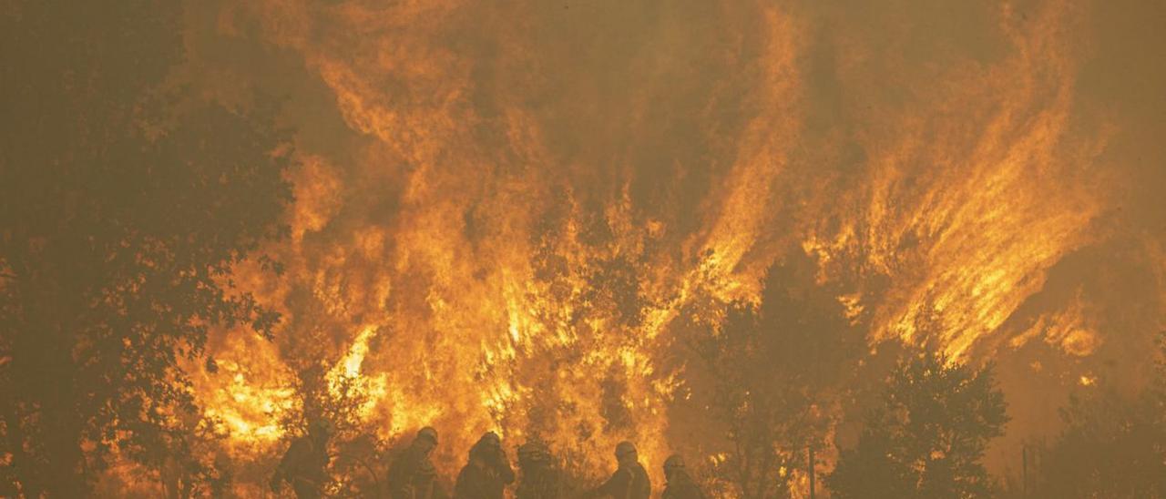 Operativo antiincendios durante la extinción del incendio de la Sierra de La Culebra.