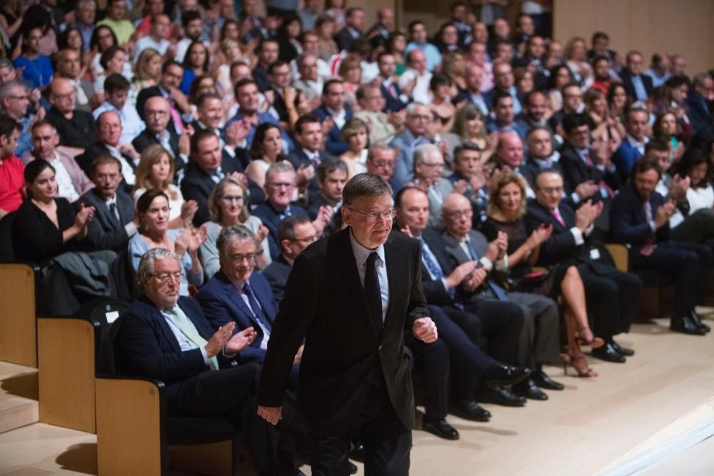 Ximo Puig se dirije al escenario para dar su discurso. Fotos: Carme Ripolles