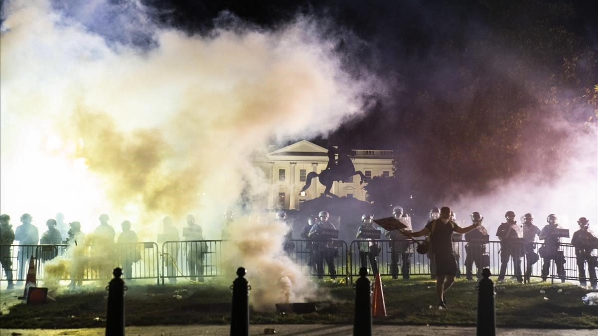 Enfrentamientos con la policía ante la Casa Blanca, en Washington.