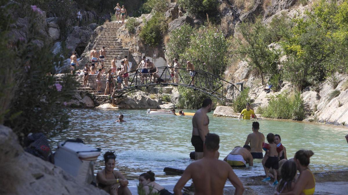 Visitantes en la zona de baño del río Sellent en Bolbaite, en una imagen de archivo.