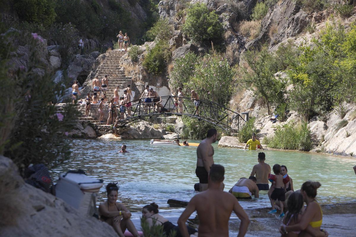 Visitantes en la zona de baño del río Sellent en Bolbaite, en una imagen de archivo.