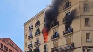 VÍDEO | Un incendi en un pis sorprèn el Raval: així sortien les flames pel balcó
