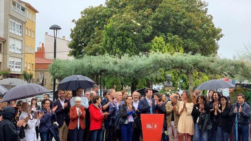 Caballero, junto a cargos del PSdeG, en la ofrenda floral en Rianxo. // FdV