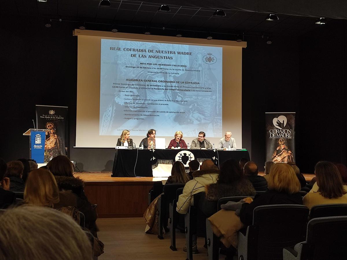 Asamblea general en el renovado paraninfo del Colegio Universitario.
