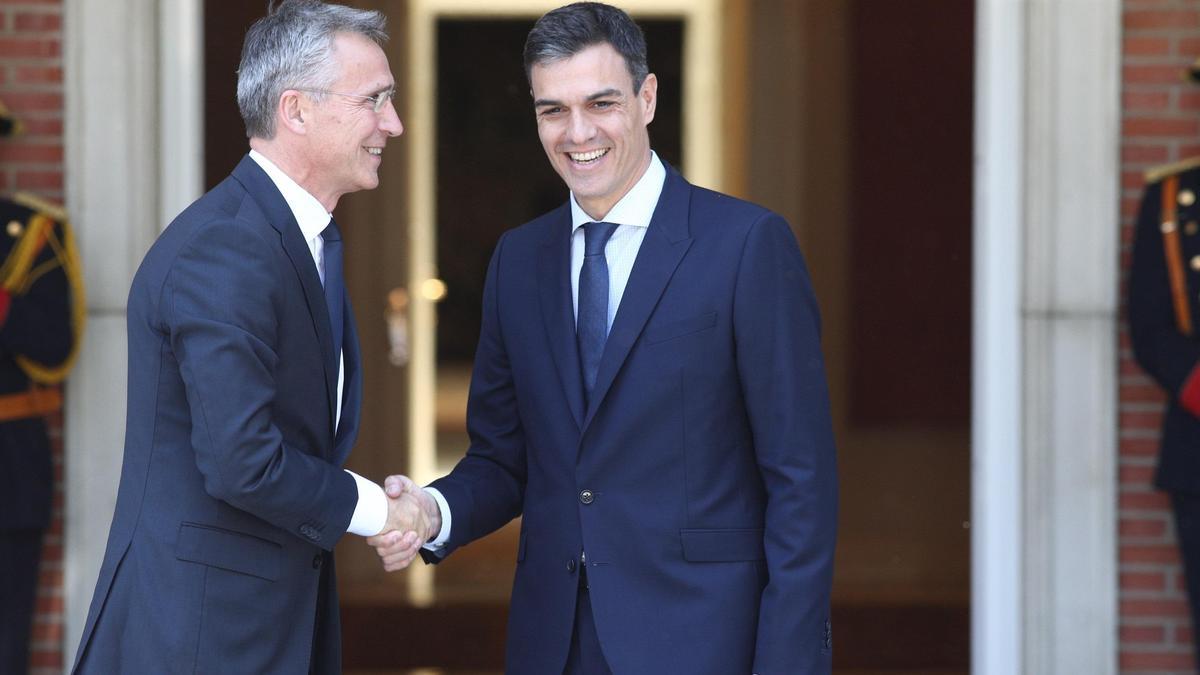 El presidente del Gobierno, Pedro Sánchez, recibiendo al secretario general de la OTAN, Jens Stoltenberg, en la Moncloa.