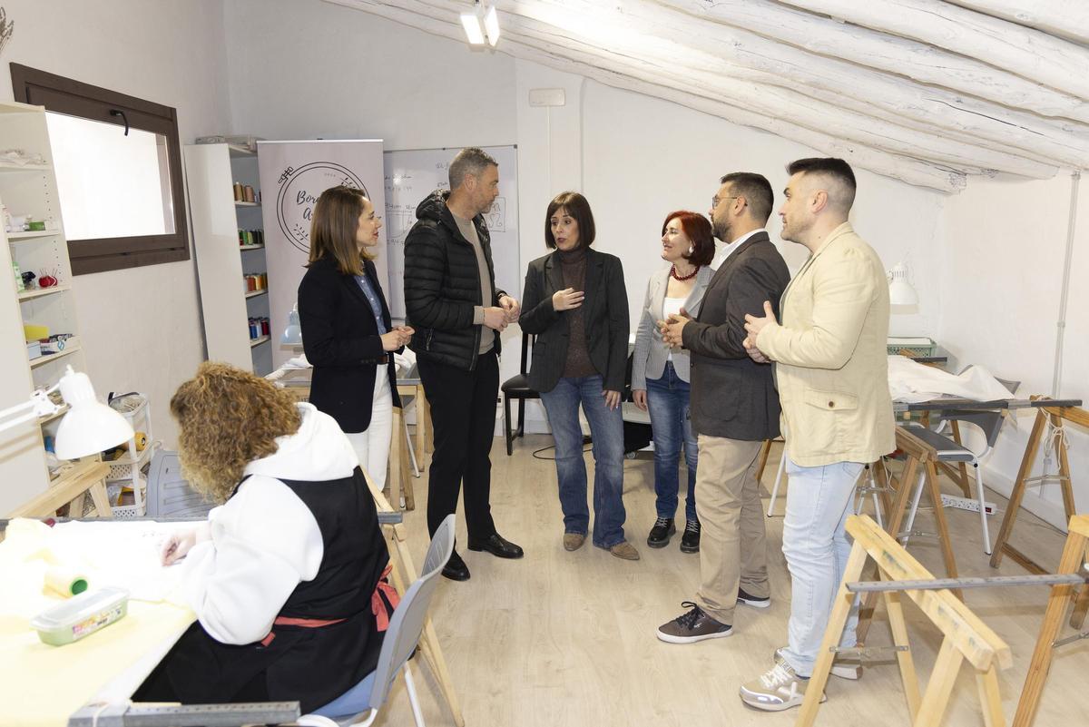 Caravaca impulsa un programa de empleo de bordado para preservar este oficio tradicional y fomentar el relevo generacional