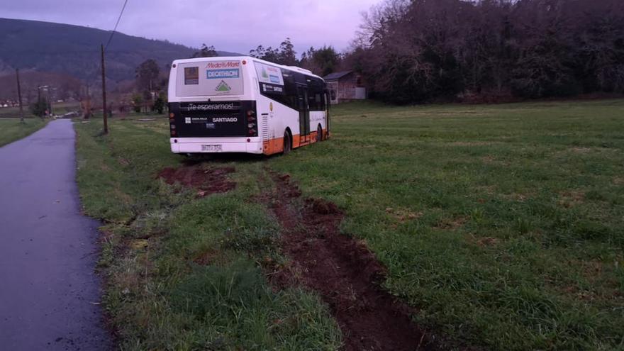 El autocar acabó en el prado contiguo a la vía // Noé Parga