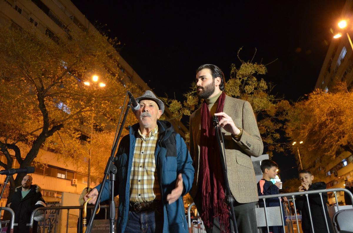 El tío Ángel y el músico flamenco Falete Perona, durante la bendición del potaje navideño que se repartió en La Mina, en Sant Adrià de Besòs.